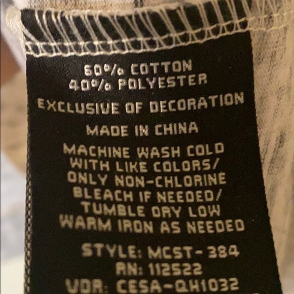 Soft gray tee with black pocket - Picture 5 of 6